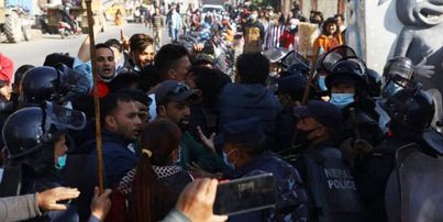 विप्लवनिकट विद्यार्थीको चक्काजाममा प्रहरी हस्तक्षेप