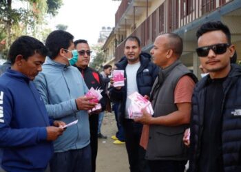 भीम रावलको तस्बिरसहितको पुस्तक बाड्नेहरुलाई ओली समर्थकले लखेटे