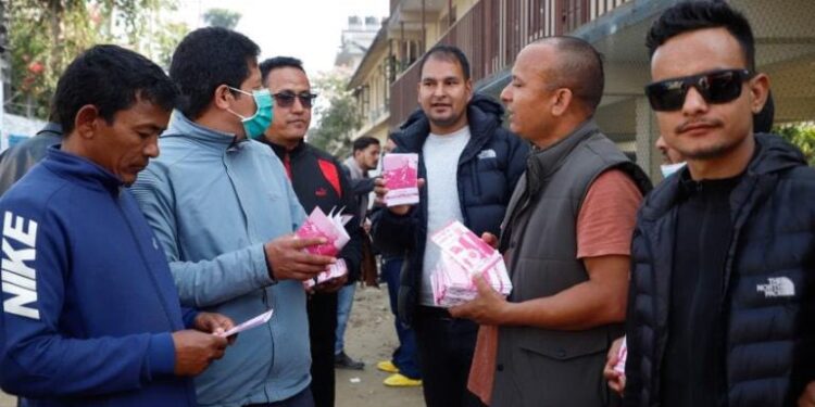 भीम रावलको तस्बिरसहितको पुस्तक बाड्नेहरुलाई ओली समर्थकले लखेटे