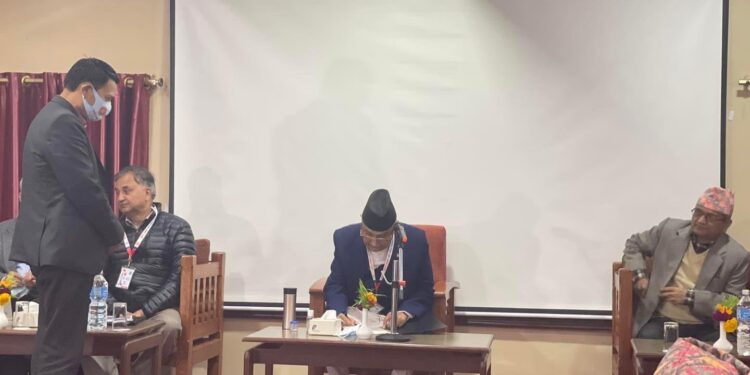 एमालेमा ओलीको नेतृत्व खलबलियो, बन्दसत्रबाट गरे सहयोगको अपिल