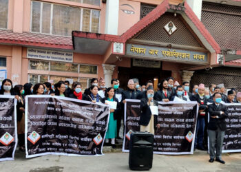 झ्यालबाट नहेर, राजीनामा देऊ भन्दै जबराविरुद्ध लगाए वकिलहरूले नारा
