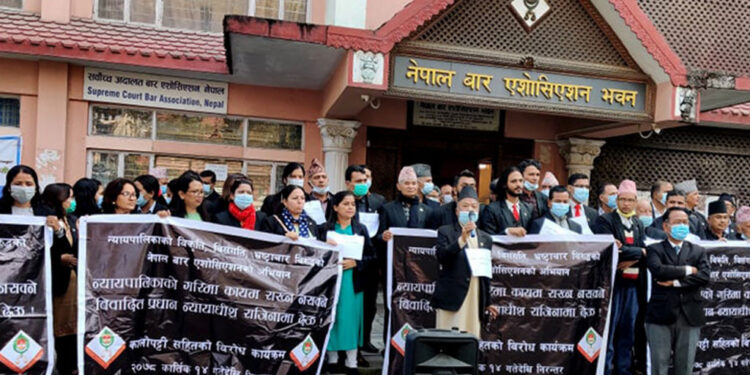 झ्यालबाट नहेर, राजीनामा देऊ भन्दै जबराविरुद्ध लगाए वकिलहरूले नारा