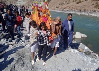 कर्णालीमा पहिलो पटक १७ वर्षीया छोरीले दिइन् बुवालाई दागवत्ती