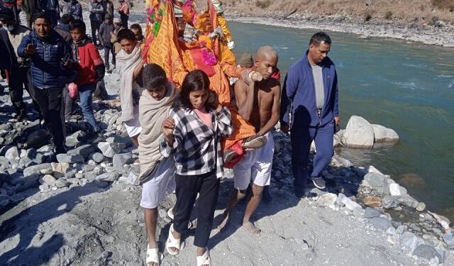 कर्णालीमा पहिलो पटक १७ वर्षीया छोरीले दिइन् बुवालाई दागवत्ती