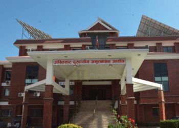 कोरोना भ्याक्सिन बेच्ने हेल्थ असिस्टेन्टसहित दुई जना २० हजार घुससहित पक्राउ