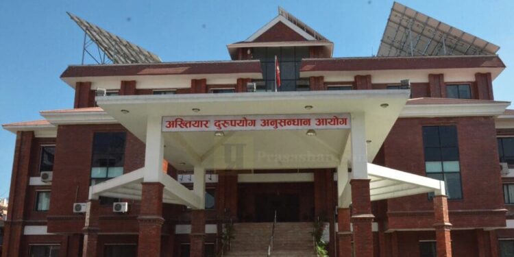 कोरोना भ्याक्सिन बेच्ने हेल्थ असिस्टेन्टसहित दुई जना २० हजार घुससहित पक्राउ