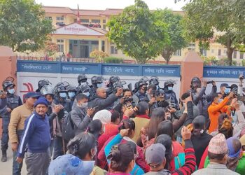 भूपेन्द्र हत्याका आरोपीलाई धरौटीमा छाडेको विरोधमा अदालतबाहिर प्रदर्शन