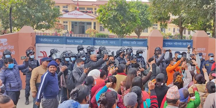 भूपेन्द्र हत्याका आरोपीलाई धरौटीमा छाडेको विरोधमा अदालतबाहिर प्रदर्शन