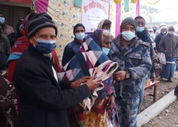 जेष्ठ नागरिकहरलाई न्यानो कम्बल वितरण