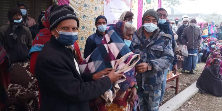 जेष्ठ नागरिकहरलाई न्यानो कम्बल वितरण
