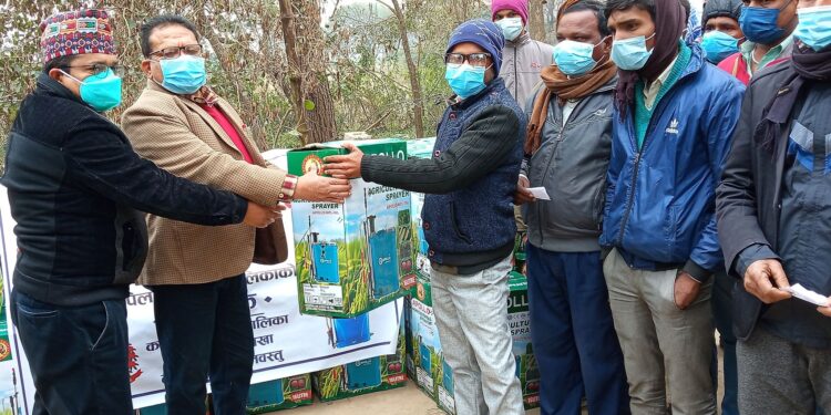कपिलबस्तु नगरपालिकाद्वारा ९७ कृषकलाई इलेक्ट्रिक स्प्रेयर