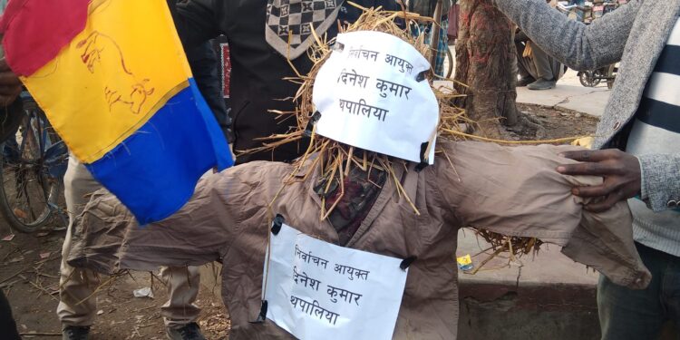 राप्रपा कपिलबस्तुद्वारा निर्वाचन आयुक्त थपलियाको पुतला दहन