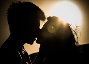 चुम्बन गर्दा स्वास्थ्यमा पुग्ने ७ फाइदा