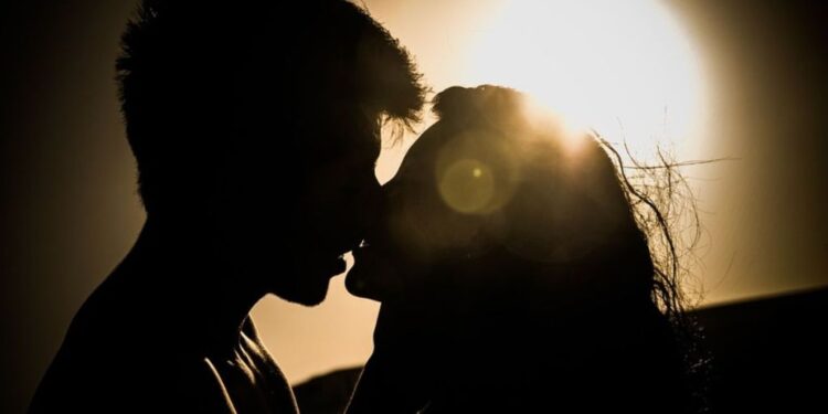 चुम्बन गर्दा स्वास्थ्यमा पुग्ने ७ फाइदा