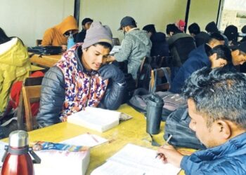 पुस्तकालयमा पढ्न झिसमिसेमै लाम