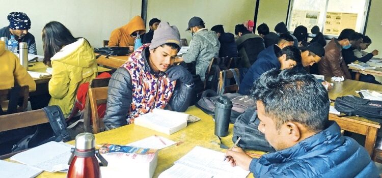 पुस्तकालयमा पढ्न झिसमिसेमै लाम