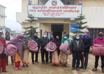 बुद्धभुमी नगरपालिकाद्वारा बिपन्न परिवारलाई सिरक