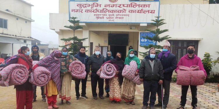 बुद्धभुमी नगरपालिकाद्वारा बिपन्न परिवारलाई सिरक