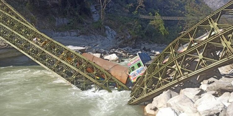 अरुण नदीको बेलिब्रिज भाँचियो, तीन ट्रक बीच पुलमै फसे
