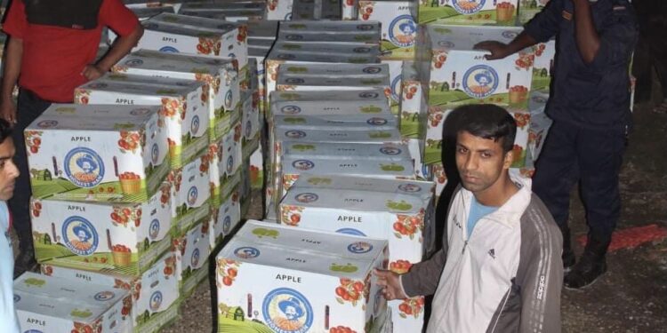 नवलपरासीमा ट्रक सहित ९ लाख भन्दा बढीको स्याउ बरामद