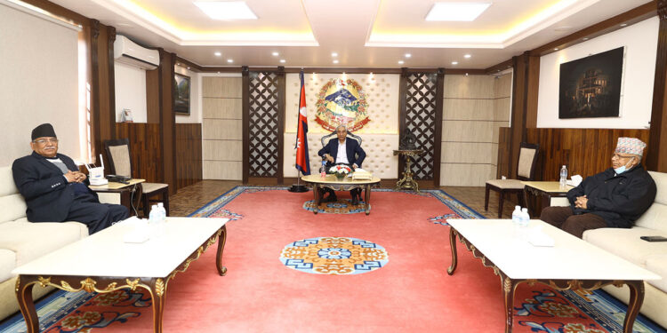 देउवा, प्रचण्ड र नेपालबीच बालुवाटारमा छलफल हुँदै