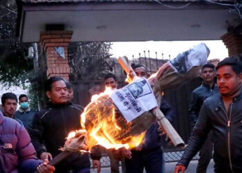 एमसीसीको विरोधमा गृहमन्त्रीको पुत्ला दहन