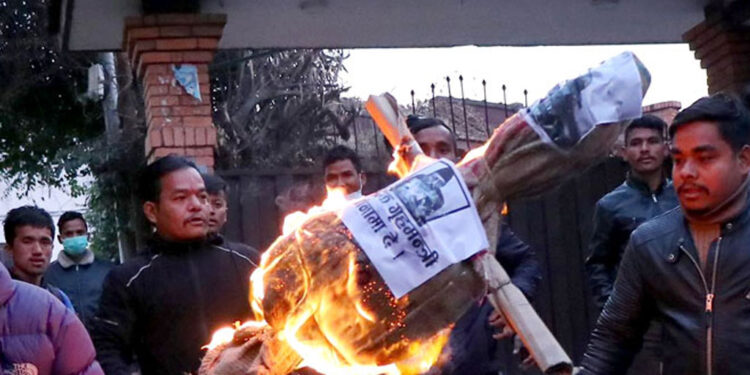 एमसीसीको विरोधमा गृहमन्त्रीको पुत्ला दहन