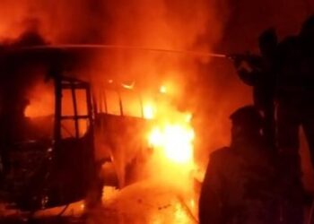 सुनसरीमा बस र ट्रक ठोक्किँदा आगलागी, दुवै चालकको मृत्यु