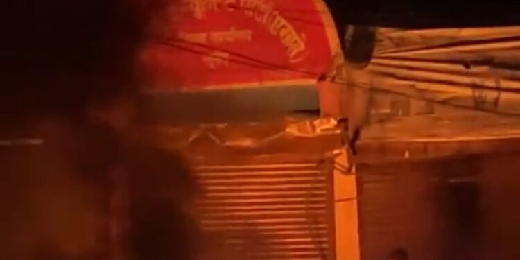 सुर्खेतमा प्रहरी र वन्दकर्ताबीच झडप, पार्टी कार्यालयहरुमा तोडफोड