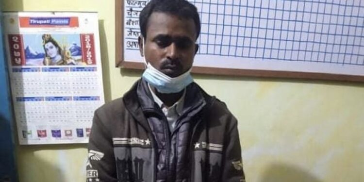 तीन लाख नक्कली रुपैयाँसहित बाराबाट एक युवक पक्राउ