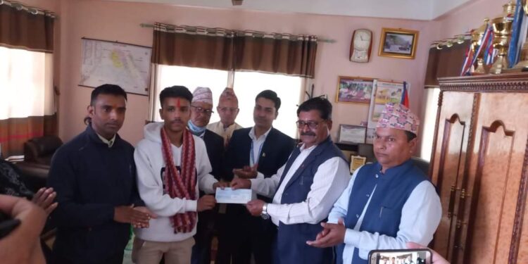व्याक गियर सहितको माेटरसाइकल बनाउने सागर सम्मानित