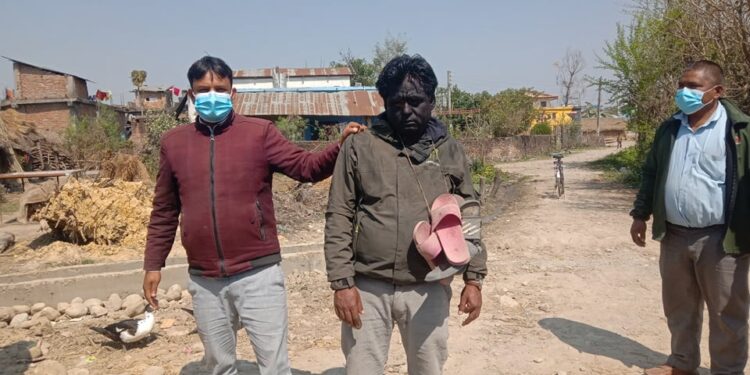 विप्लपका पूर्व नगर सेक्रेटरीलाई आफ्नै नेताले लगाए कालोमोसो र चप्पलको माला