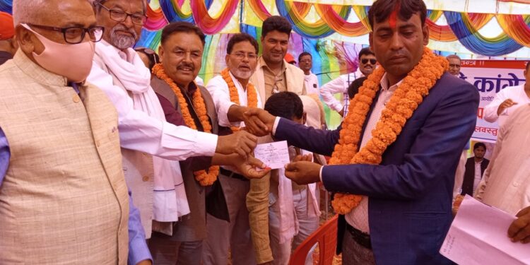 लवनीमा वडाध्यक्ष सहीत एकै पटक ७३४ जना कांग्रेसमा प्रबेश