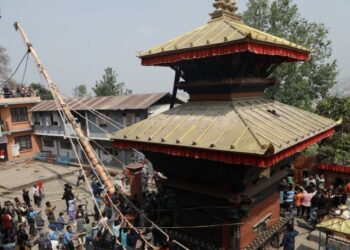 विश्व ध्वजासहितको ५५ हात लामो लिङ्गो अझै उठेन
