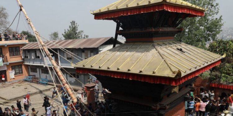विश्व ध्वजासहितको ५५ हात लामो लिङ्गो अझै उठेन
