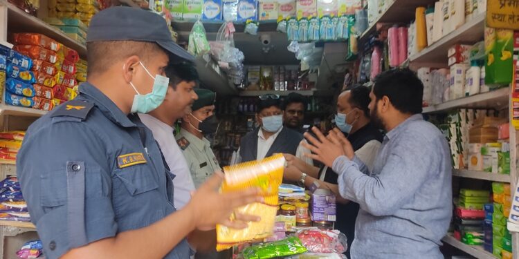 प्रशासनद्धारा म्याद गुज्रिएको खाद्य सामाग्री बरामद गरि नष्ट