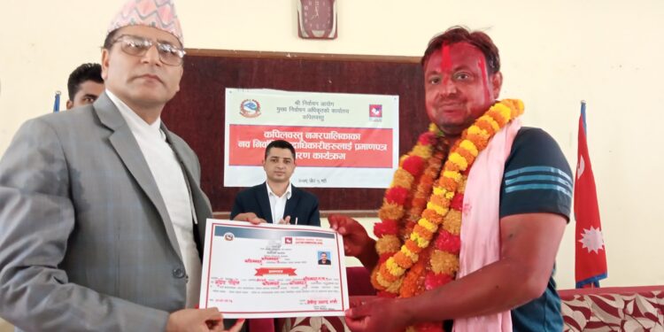 नव निर्वाचित पदाधिकारीलाई प्रमाण पत्र वितरण