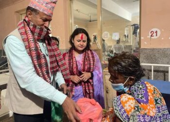 मेयर खानद्धारा बिरामीलाई फलफुल बितरण