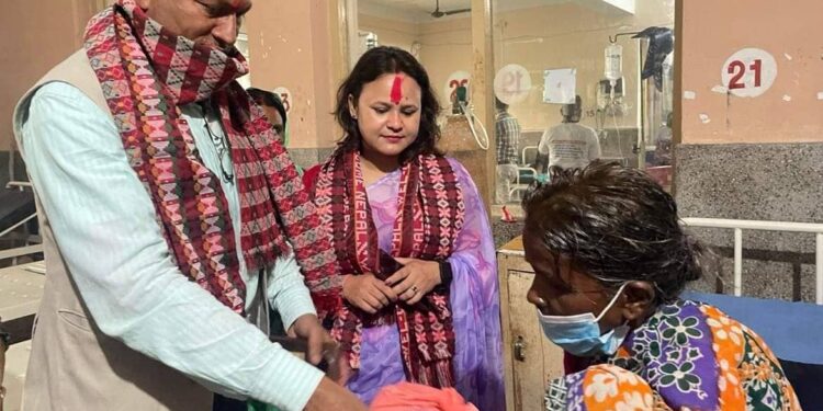 मेयर खानद्धारा बिरामीलाई फलफुल बितरण