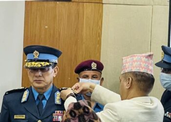 नवनियुक्त प्रहरी महानिरीक्षक धिरज प्रताप सिंहलाई दर्ज्यानी चिन्ह प्रदान