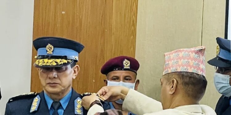 नवनियुक्त प्रहरी महानिरीक्षक धिरज प्रताप सिंहलाई दर्ज्यानी चिन्ह प्रदान