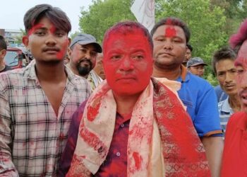 विजयी उत्सव मनाइसकेका समसेर सिंह र रुद्रबहादुर मगरको मत बराबरी