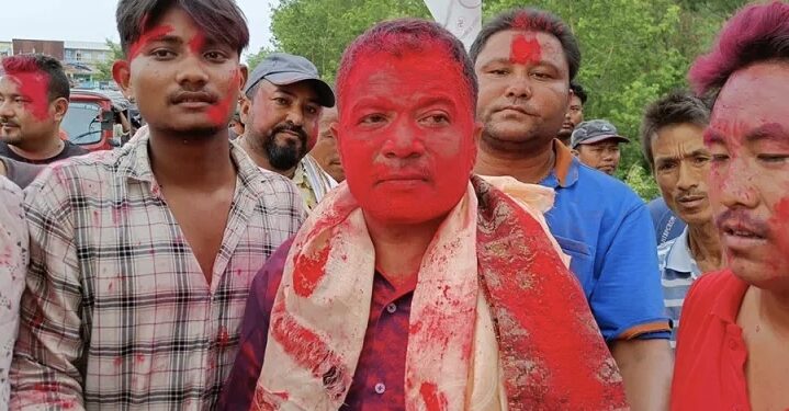 विजयी उत्सव मनाइसकेका समसेर सिंह र रुद्रबहादुर मगरको मत बराबरी