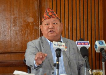 राजीनामा-पत्र बुझाएका मन्त्री आलेले पत्रकार सम्मेलन गर्दै
