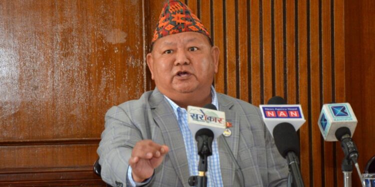 राजीनामा-पत्र बुझाएका मन्त्री आलेले पत्रकार सम्मेलन गर्दै