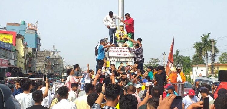 पूर्व राजा वीरेन्द्रको शालिक राख्न खोज्दा धम्बोझी चोकमा तनाव