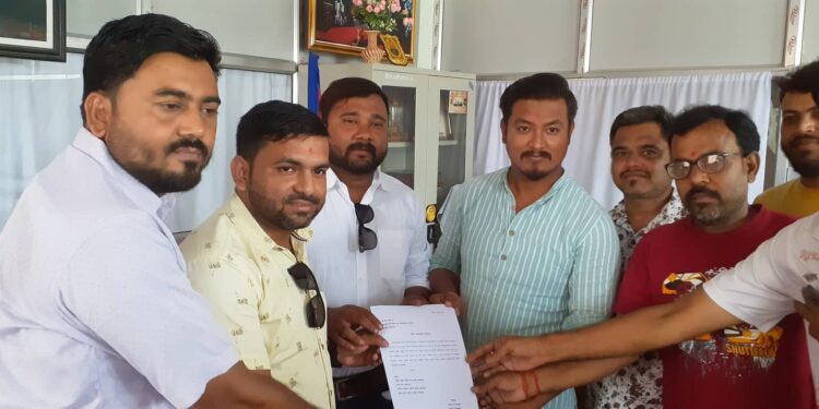 अव्यवस्थीत पार्किङलाई व्यवस्थीत गर्न माग गर्दै मेयरलाई ज्ञापन पत्र