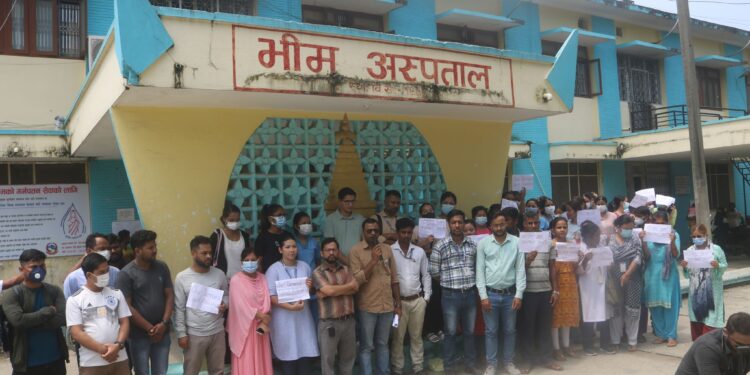 कोरोना जोखिम भत्ताको माग गर्दै भीम अस्पतालका स्वास्थ्यकर्मी आन्दोलनमा
