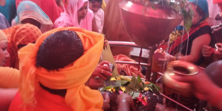 साउनमा बोल बमको धुम, जलार्पण यात्रामा भक्तजन घुइँचो