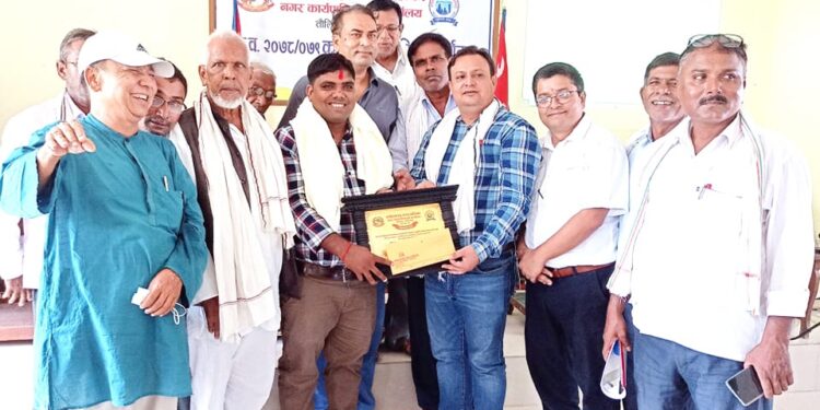 कार्यकारी सम्पादक कोहार विकास पत्रकारीता पुरस्कारबाट सम्मानित